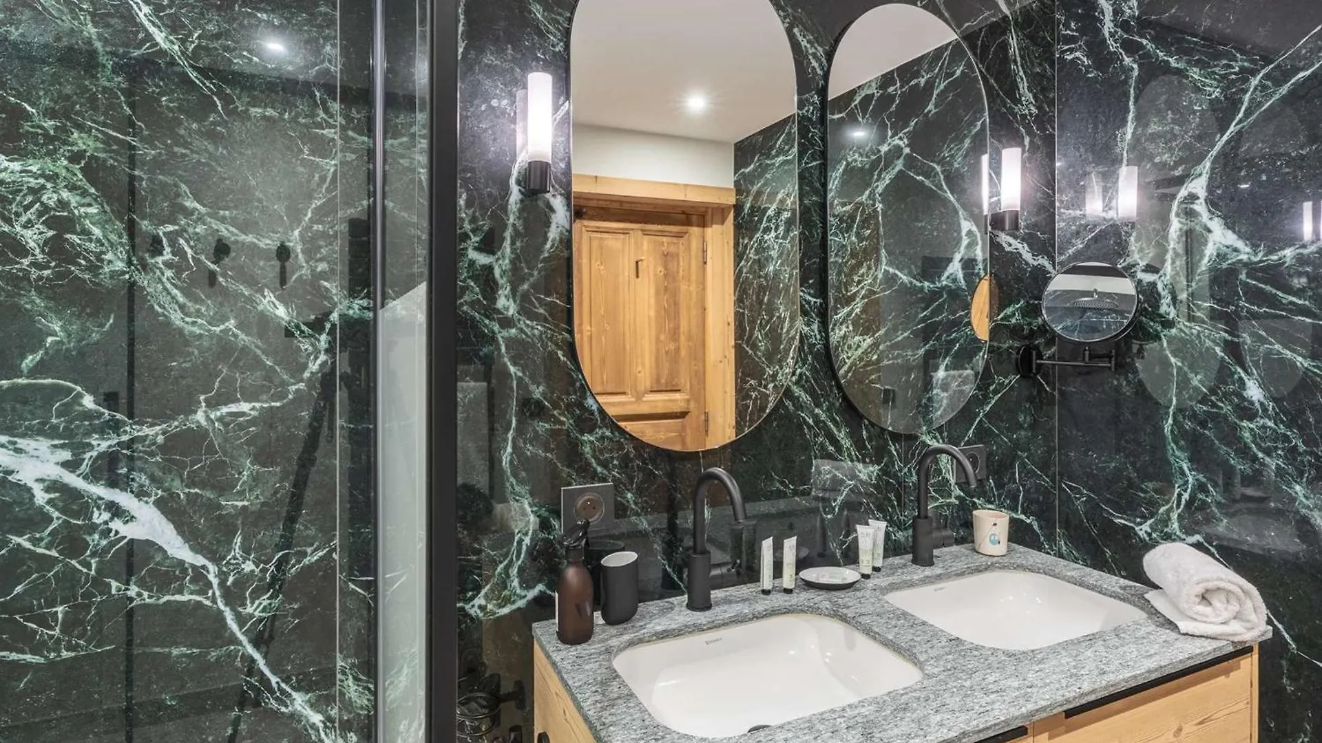 Superbe Appartement Skis Aux Pieds Avec Cheminee Et Parking A Meribel - Fr-1-180-629 Les Allues